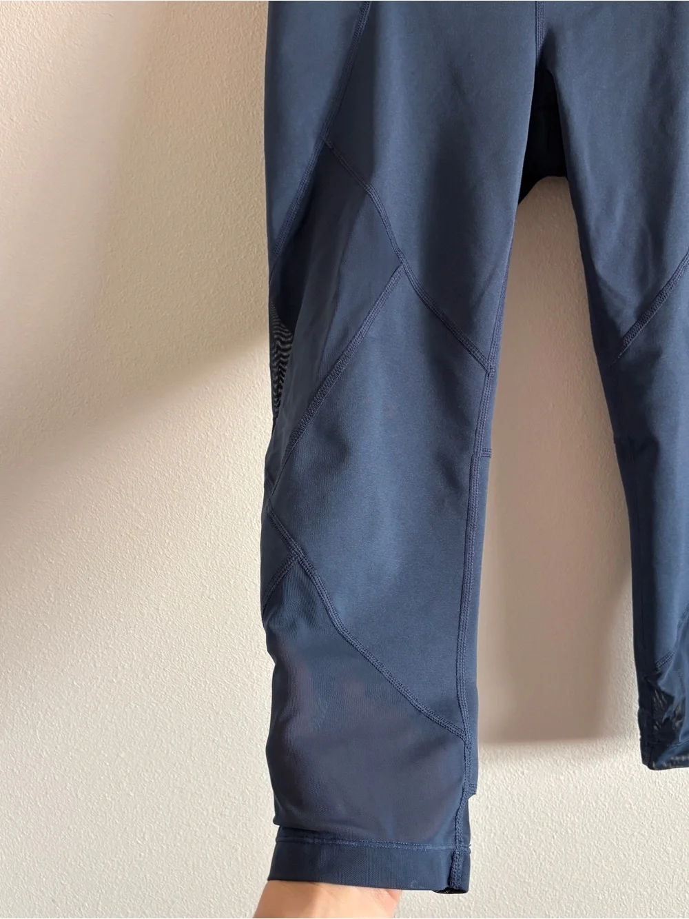 Women’s Athleta Aura Sonar Capri Mesh Capris Leggings in Navy Blue Small